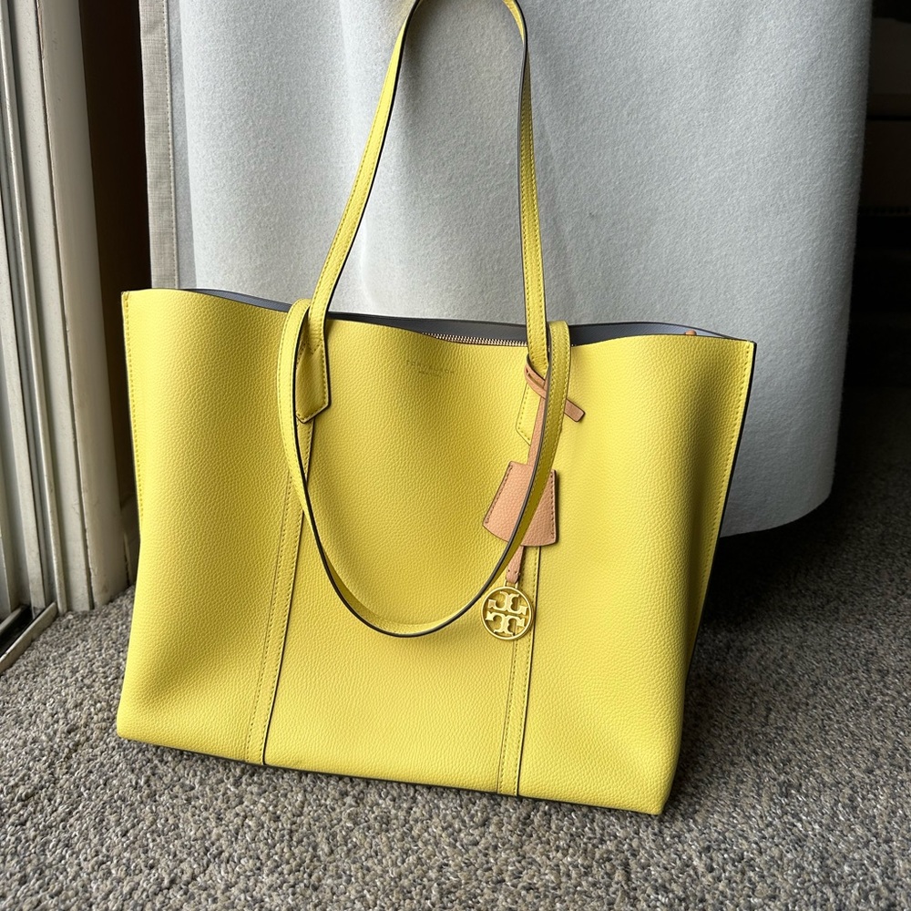 Tory Burch pebbled leather purse/tote.